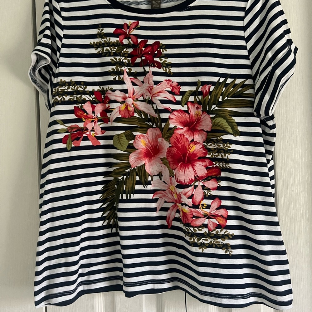 Tommy Bahama Black and White Graphic Boxy Short Sleeve Tee